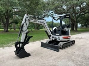 Bobcat 425G (2008) – Mini Pelle d’occasion 2,7T – 2 095 h – 4 Godets