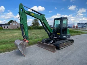 mini pelle bobcat e55 en travaux de terrassement